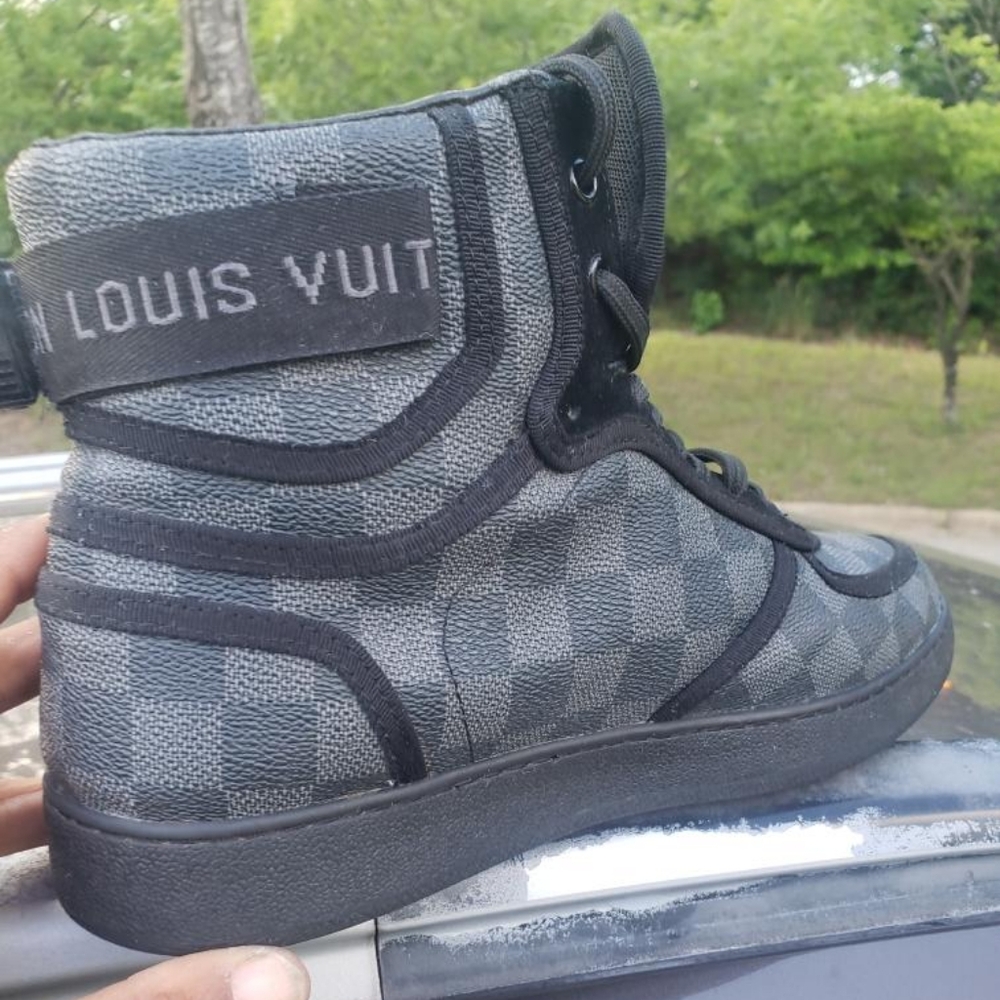 Luis Vuitton Sneakers size 9.5